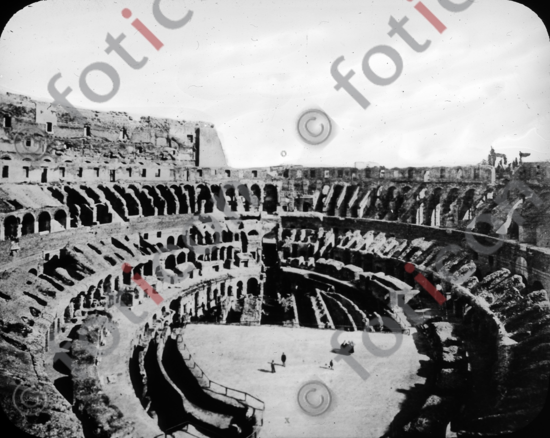 Innnenraum des Kolosseums | Interior of the Coliseum (foticon-simon-107-035-sw.jpg)